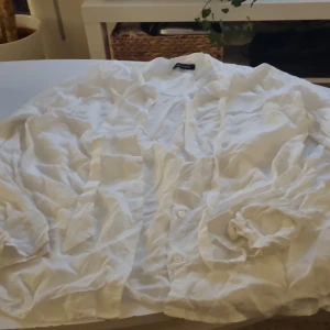 Vit skjorta från More & More - Säljer en vit skjorta från More & More. Den är i bomull och har långa ärmar med knappar framtill. Perfekt för både vardag och festliga tillfällen. Skjortan är i bra skick men behöver strykas för att få bort skrynkliga. Den har en lite fläck som ni ser på sista bilden.