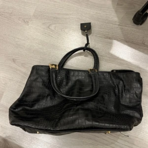 Svart väska  - Försöker rensa min garderob. Den är inte använd så mycket. Pris kan diskuteras!