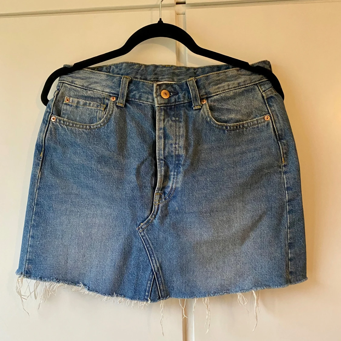 Blå jeanskjol med rå kant