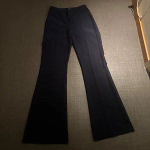 Mörkblå byxor från Gina Tricot - Säljer ett par mörkblå byxor från Gina Tricot i storlek XS. Använda fåtal gånger och ser oanvända ut! Fler bilder finns på