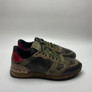 Valentino rockrunners  - Hej! Säljer nu dessa sjukt snygga och feta valentino rockrunner. Skorna är i superfint skick 9/10. Bara skorna medföljer vid köp. Storlek 39 passar 40-40,5. Hör av dig vid frågor 