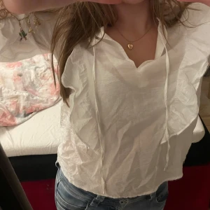 Fin blus från Kappahl  - Säljer nu min fina blus från Kappahl då den tyvärr inte kommer till användning längre. Den är i storlek S men kan passa M också. Den har en svart liten fläck på sidan av tröjan, fläcken syns knappt när man har på sig blusen (se bild 4). Hör av er vid funderingar💕