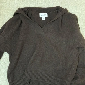 Brun tröja från Monki - Säljer en mysig brun tröja från Monki i storlek S. Den är perfekt för höst och vinter så mysig! Tröjan har en ribbad kant vid ärmslut och nederkant, vilket ger en snygg passform. 