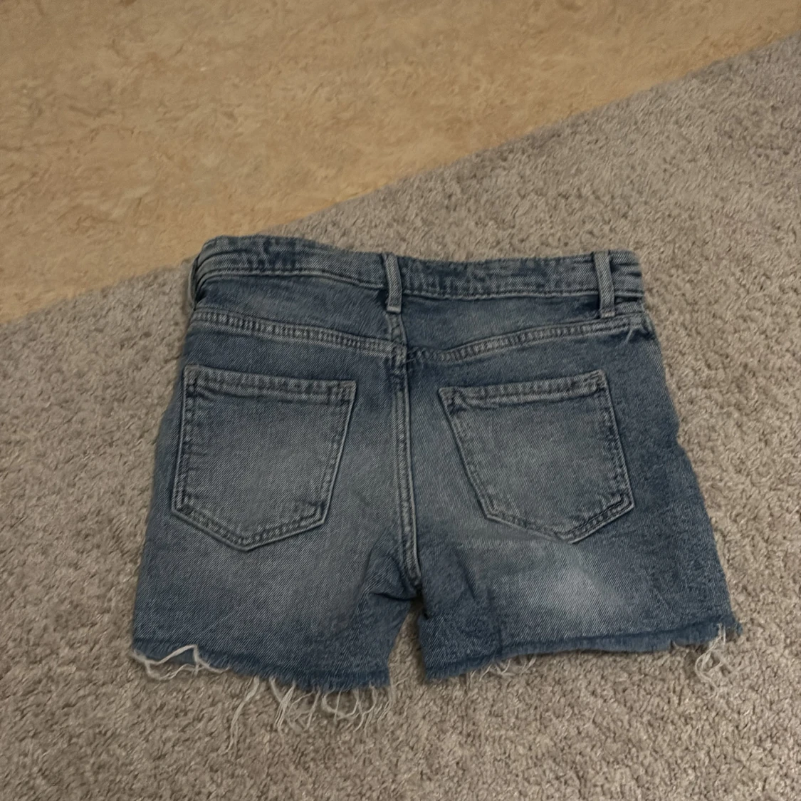 Säljer nu dessa jeans shorts  - 90