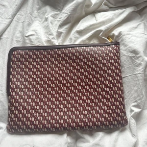 Mönstrad kuvertväska - Snyggt datorfodral  med ett coolt mönster i rött och beige. 