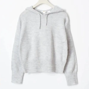 Stickad hoodie - En jätte fin stickat hoodie från gina i storlek 145/152 passar också xs,xxs , den är bara använd en gång och är tvättat efter den🩷