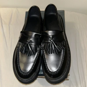 Snygga Streetwear Skor Passar Storlek 42 - Säljer dessa Skor som inte kom till använda. Skorna följer med och låda!  Passar som storlek 42.  Skriv vid frågor och funderingar ;)