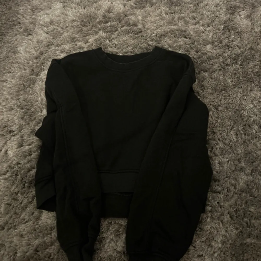 Säljer en klassisk svart sweatshirt i bra skick.. Tröjor & Koftor.