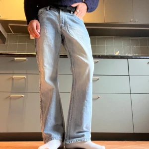 Ljusblå jeans från Diesel - Säljer ett par ljusblå vintagejeans från Diesel i bra skick. Har några små slitage, men det bidrar bara till vintage-känslan. De har en klassisk femficksdesign med full button fly. Jeansen har en relaxed passform och är perfekta för en avslappnad stil. Size on tag är 32, funkar bra för ca W31 L32
