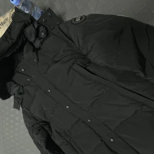 Canada Goose Wyndham - Alla storlekar finns  Skicka inte bud kom i chatten   Finns även i grå färg   Black label logo och även vanliga loggan 