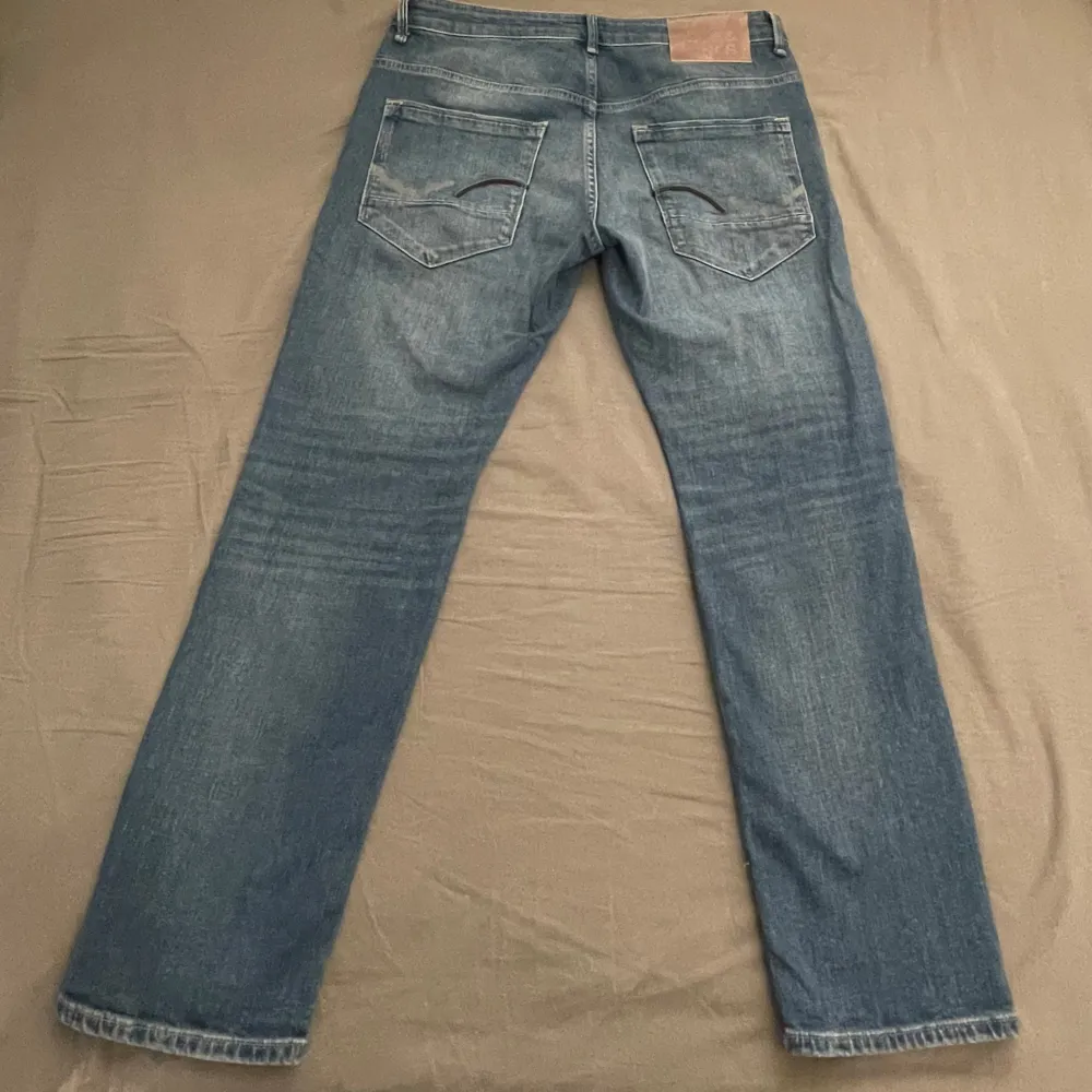 HELT oanvända Jack & Jones Jeans i Tapered fit - Mike modell. Storlek W32 x L30. Köpta för 999kr. Tog bort lapparna och ångrade mig - då dem var för långa,  så har inte använt dem!. Jeans & Byxor.