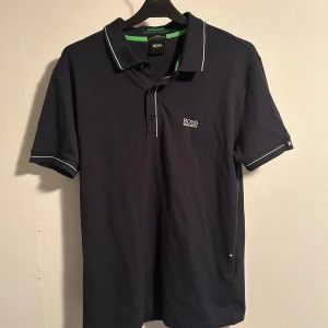 Hugo Boss Piké  - Säljer min piké då jag inte använder den. Har endast använt den ca 3 gånger så den är i väldigt bra skick. Den är i storlek S