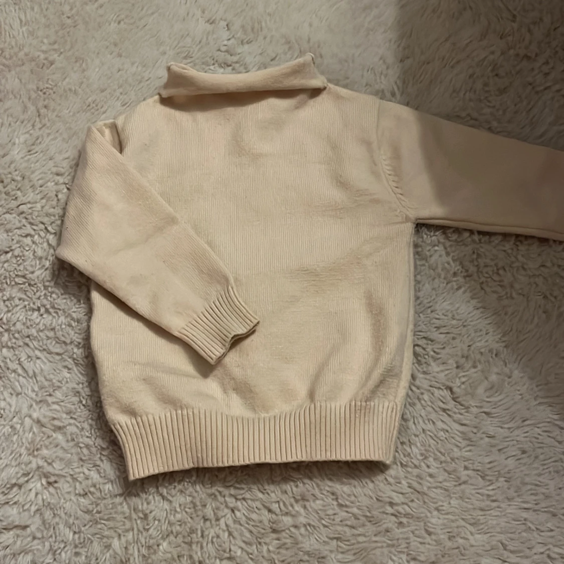 Beige stickad polotröja