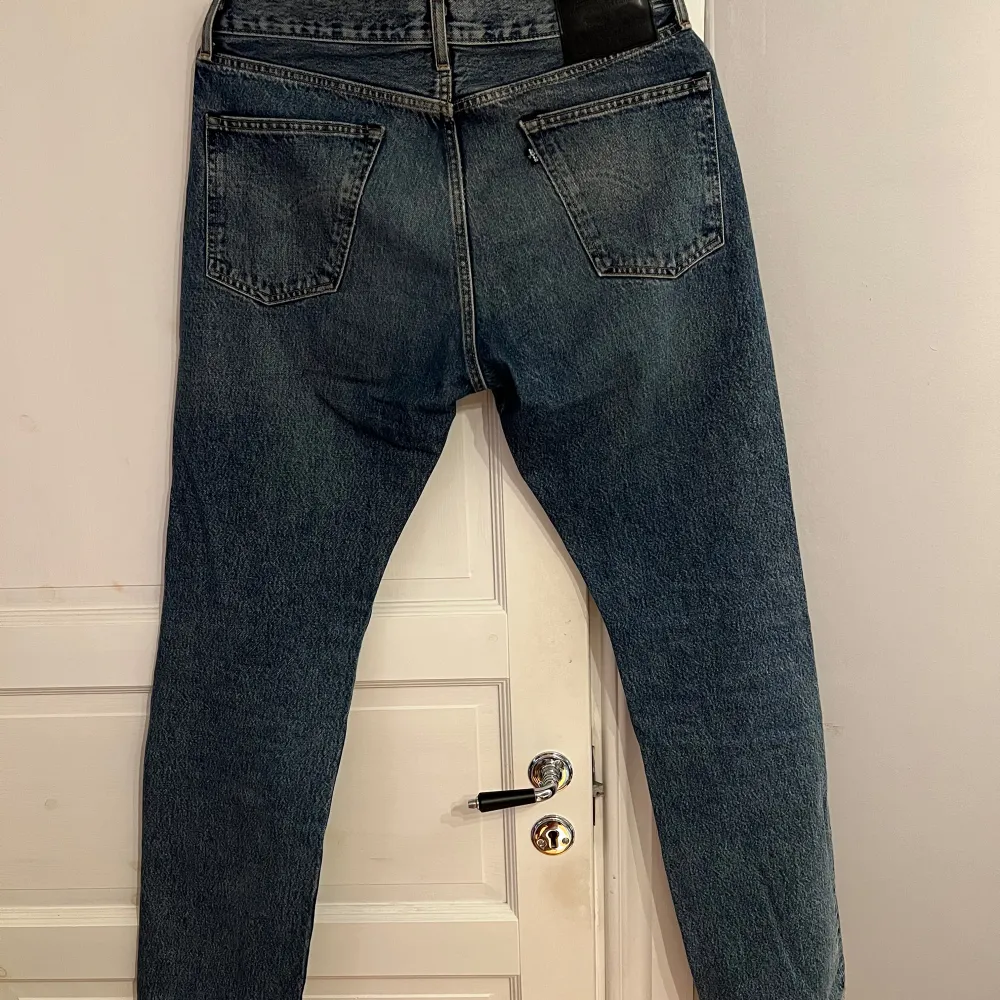 Blå jeans från Levis i bra skick, är 190 lång och storleken är 32/34. Farkut & Housut.