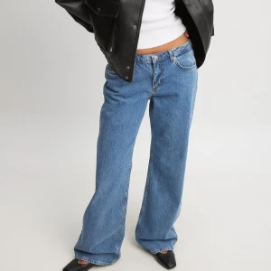 Jeans med låg midja  - Säljer mina jeans från na-kd. Strl 34, lite långa på mig som är 168cm därav har dem blivit slitna bak på benen men inget man tänker på när dem sitter på. 