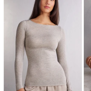 Grå långärmad tröja - Säljer en beige intimissimi tröja i väldigt bra skick, använd kanske 4 gånger . Tröjan har en liten defekt med ett hål på baksidan som inte syns då man har den på, men är annars i bra skick. Tryck på köp nu!