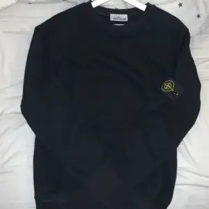 Säljer en stone island kofta åt min vän, använd nån enstaka gång men inget fel på den, skick 10/10