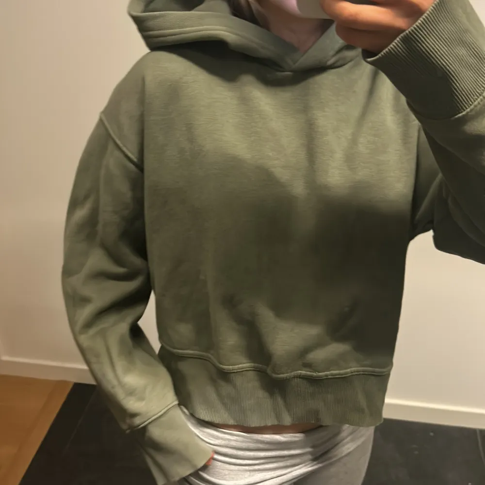 Oliv grön hoddie från Zara . Hoodies.