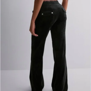 Juicy couture pants - Nu säljs dessa svarta Juicy Couture byxor i supermjuk sammet till ett väldigt billigt pris då de inte används!. Aldrig använda bara testats på! Perfekta för en mysig dag hemma eller en avslappnad dag ute. Kontakta mig för mer information🌸