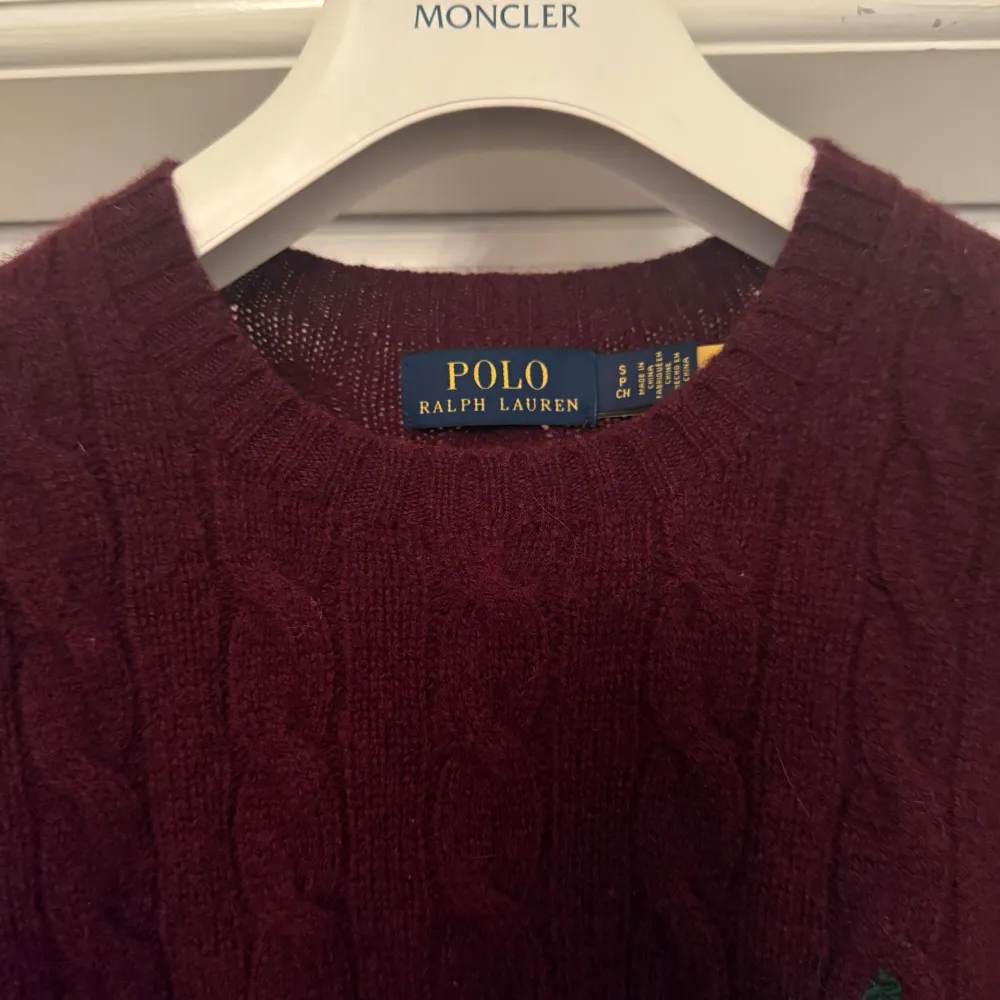 Snygg tröja från Ralph Lauren  Storlek S  Använd max 5 gånger mycket bra skick Det noppriga kan tas bort innan den skickas med maskin ifall man tycker att den är nopprig.  Köpt på NK nypris 2000kr+. Stickat.