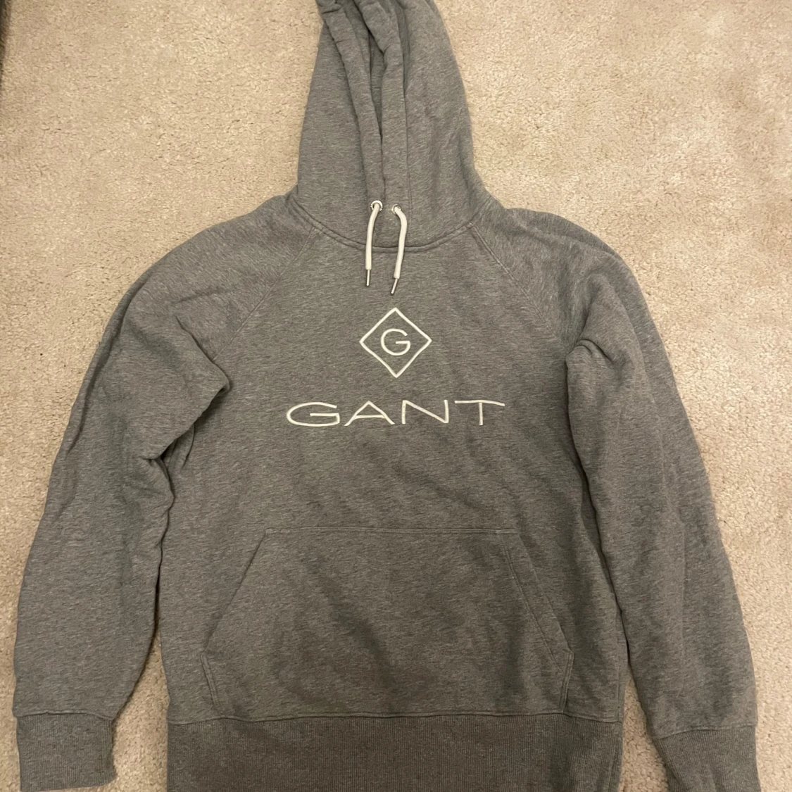 Grå hoodie från GANT