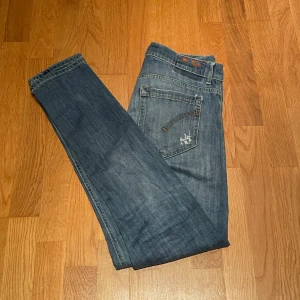 Dondup Jeans George - Hej! Säljer ett par Dondup Jeans George. De är i storlek 31 men sitter mer som 30. Pris kan diskuteras 