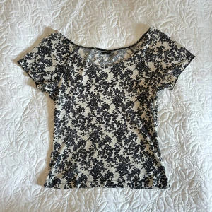 Blommig offshoulder topp - Säljer en superfin mönstrad topp med blommor, så fin att ha off shoulder. Figurnära passform. 