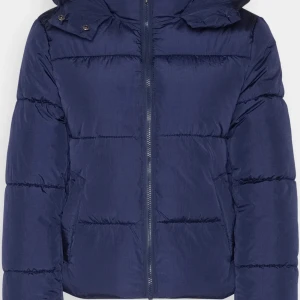 Mörkblå pufferjacka med huva Only - Säljer en snygg mörkblå pufferjacka från Only!🩷. Säljer eftersom jag köpte 2 st och valde att behålla den andra☺️Använd 2 gånger men är som ny! Originalpris är 800 kr🌺 Kan fixa flera bilder!😚