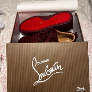  christian louboutin  - Riktigt fina skor! säljer pågrund av fel storlek, kan gå ner vid snabbaffär! kan mötas sthlm, och även frakta runt hela sverige (POSTNORD) Färg : Vinröda