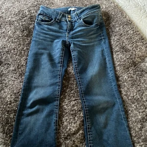 Low waist bootcut jeans - Low waist jeans från Gina Young i storlek 164. Säljer då dom är förstora för mig, jeansen är i väldigt bra skick då dom bara används några få gånger!!