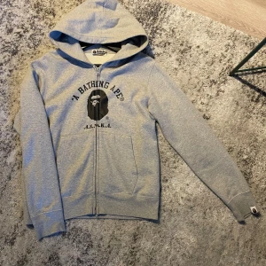 Bape zip - Säljer min sällsynta bape zip up. Otroligt passform och skick. Skriv vid intresse. Har tyvärr inget kvitto🌟