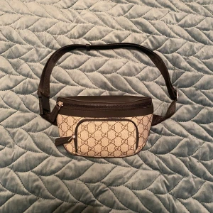 Midja väska - Säljer denna heta väskan man har runt midjan för riktigt billigt pris, nyskick.