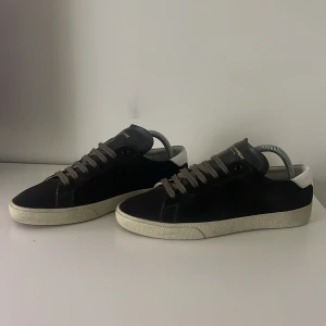 Mörkgröna Saint Laurent skor - Mörkgröna skor från Saint Laurent. Cond 8-9/10. Storlek 40. Påse och kort medföljer, ingen box. Pris går att diskutera vid snabb affär.