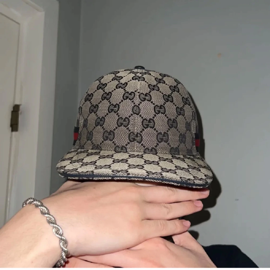 Beige keps från Gucci