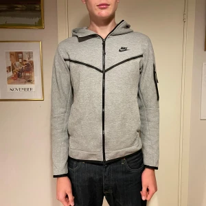 Grå huvtröja från Nike - Säljer en grå huvtröja från Nike i bra skick. Storlek S men passar på en som ær 190 lång.