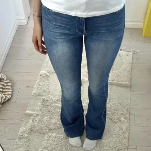 Blå bootcut jeans från Frame - Säljer ett par snygga blå bootcut jeans i bra skick. De är högmidjade och har en klassisk femficksdesign. Perfekta för både vardag och fest! Passar till allt från sneakers till klackar. Storlek 25