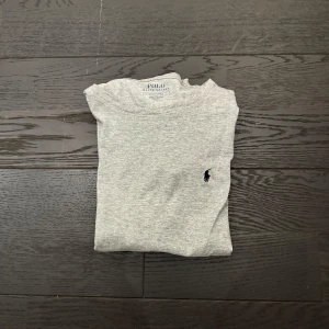 Ralph lauren t shirt - Fräsch Ralph lauren tröja Skick 9/10 Nypris 1100 Mitt pris 299 Storlek S/170