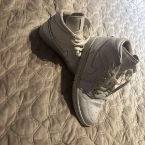 Vita Nike Air Jordans - Använda men bra skick!