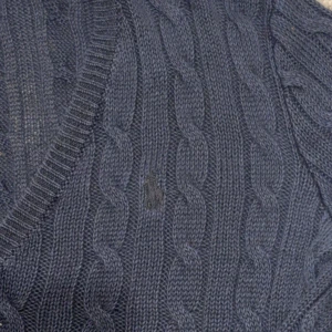 Svart Kabelstickad Tröja från Ralph Lauren - Märke: Ralph Lauren Storlek: S Färg: mörkgrå/svart Skick: Mycket bra, inga defekter 