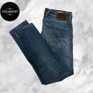 Replay Anbass - Säljer nu mina eftertraktade Replay Anbass jeans. Slim fit, mycket bra skick, 9/10. Nypris på dessa är drygt 2000kr och mitt pris är det endast 499kr! Vid en snabb affär kan vi förhandla om priset. Hör av er vid frågor och funderingar!