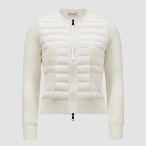 Intressekoll Vit cardigan jacka Moncler - ‼️Intressekoll på denna snygga vita cardigan jacka från Moncler. Den har en dragkedja framtill och är långärmad med ribbade muddar. Jackan är i mycket bra skick då den är använd Max två gånger, och lämnar in i kemtvätt innan den är såld vid behov ☺️Kvitto finns såklart.