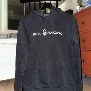 Märkeshoodie Sail Racing - Köpte denna märkes hoodie av märket sailracing från kidsbrandstore. Inte riktigt min stil alls längre och passar därför inte mig. Är i jätte bra skick.