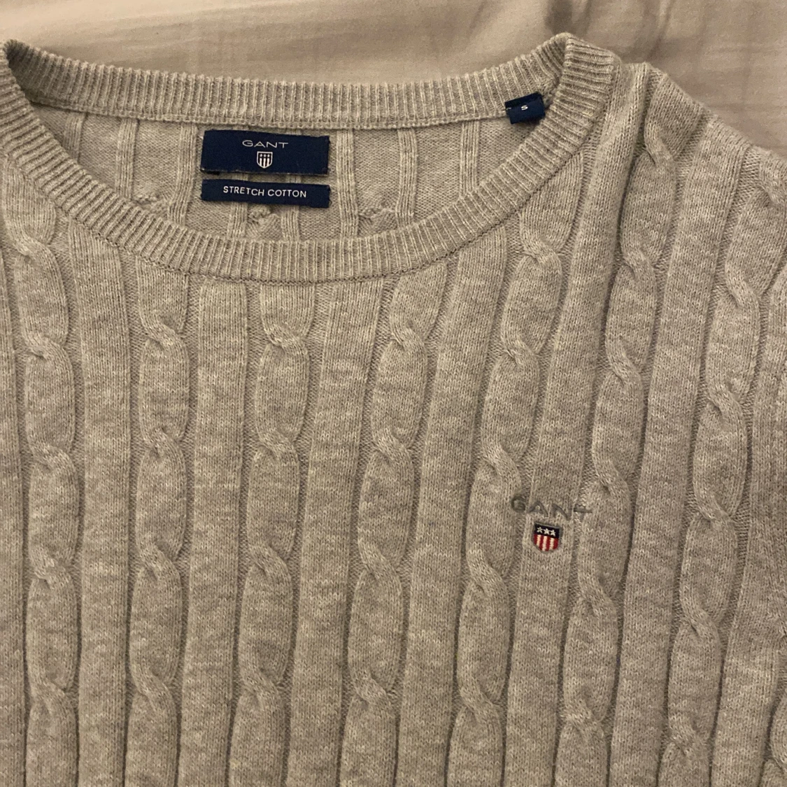 Grå kabelstickad tröja från Gant - 2