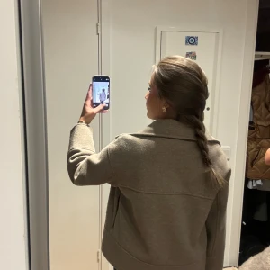 Kappa - Säljer denna söta kappa från Kappahl! Den är så mysig och passa verkligen till allt😍så fint på vintern