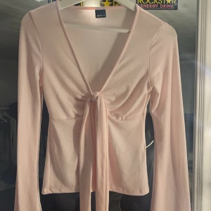 topp med knyt gina tricot - långärmad topp från ginatricot andvänt kanske 1 gång så inprincip ny utan lappar.