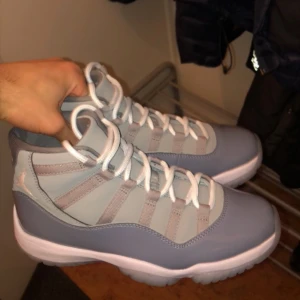 Jordan 11s - Säljer ett par grå Nike Air Jordans i mycket bra skick. Jordan 11s, i storlek 40.5. Hämtas upp i sthlm tyresö