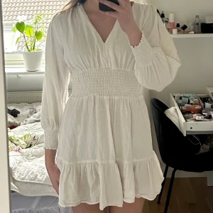 Studentklänning  - Långärmad vit klänning från Zara