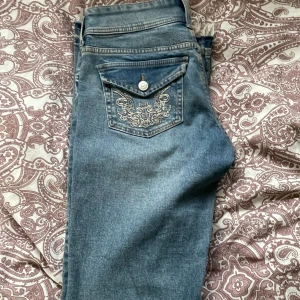 Blå jeans med broderad ficka - Säljer ett par snygga blå jeans med broderad detalj på bakfickan. Jeansen har jag sprätt upp nertill så dom ska bli längre💕skriv om ni har någon fråga eller så💕