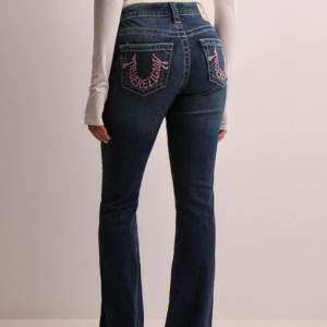 True religion jeans bootcut med rosa text på bakfickorna. De är använda fåtal gånger och inga defekter förutom lite slitna längst ner. Annars som nya. Inte säker på att jag vill sälja så säljer endast till bra pris💕 Kontakta mig innan köp!!