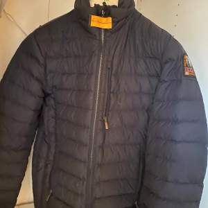 Säljer en marinblå jacka från Parajumpers. Perfekt för höst. Den är i bra skick, storleken är Y-M, skulle säga att de ungefär motsvarar storleken 164/170